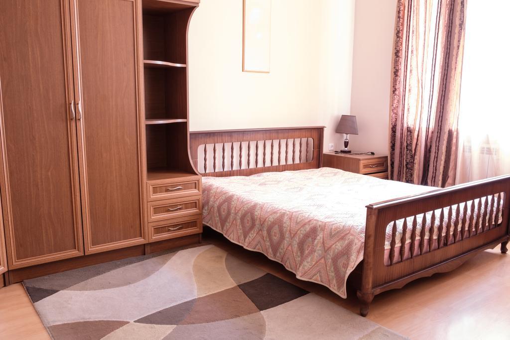 Apartment On Hanrapetutyan Street 耶烈万 外观 照片